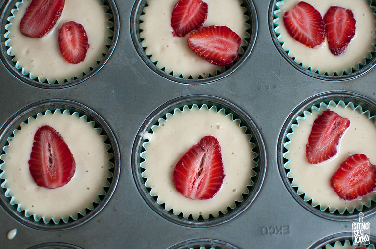 strawberry muffins-4
