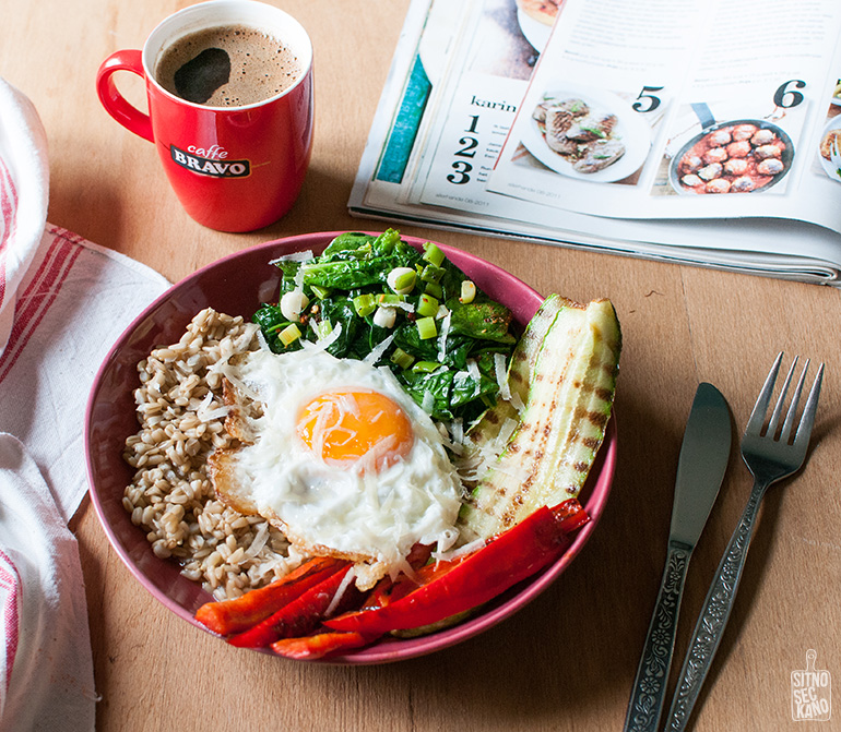 Savory oat breakfast with fried egg, sauted spinach and roasted zucchini and peppers | Sitno Seckano