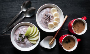 Raw buckwheat porridge with kefir, almonds, apples and blackberries | Sitno seckano