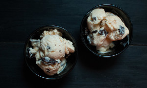 vanilla ice cream with almond hazelnut chocolate chips | Sitno seckano