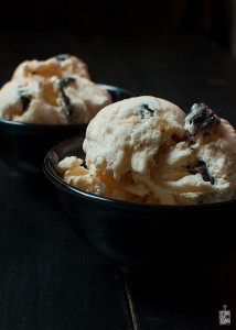 vanilla ice cream with almond hazelnut chocolate chips | Sitno seckano