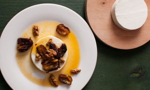 Manouri cheese with dates in tangerine syrup | Sitno seckano