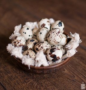 Quail egg crostini and tarts | Sitno seckano