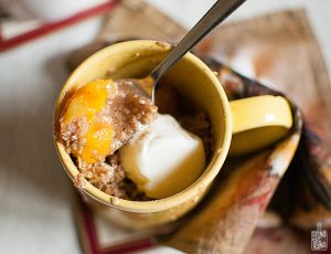 Chocolate mug cake & peach crumble | Sitno seckano