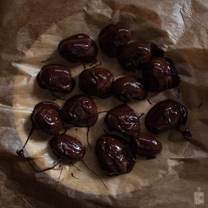 Nut butter filled, chocolate covered dates | Sitno seckano