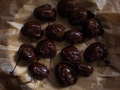 Nut butter filled, chocolate covered dates | Sitno seckano
